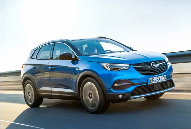  ??  ?? I designer di Opel hanno saputo ‘vestire’ con maestria la Grandland X distinguen­dola nettamente dalla vettura da cui deriva