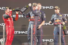  ?? ?? l El podio de Abu Dhabi reflejó las posiciones finales del campeonato de la Fórmula Uno, con Sergio Pérez (der.) en el tercer puesto.
