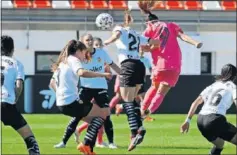  ??  ?? Asllani, del Madrid, remata en el duelo de ayer ante el Valencia.