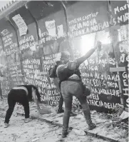  ?? REUTERS ?? Protestas en Palacio Nacional.