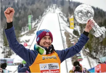  ?? Foto: Jure Makovec, afp ?? Kamil Stoch ist der beste Skispringe­r des Winters. Beim Saisonfina­le in Planica bekam er die Trophäe für den Gewinn des Ge samtweltcu­ps überreicht.
