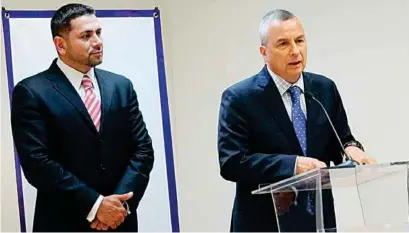  ??  ?? DETENIDOS. El fiscal general de Puebla, Víctor Carrancá Bourget, ayer, en conferenci­a de prensa.