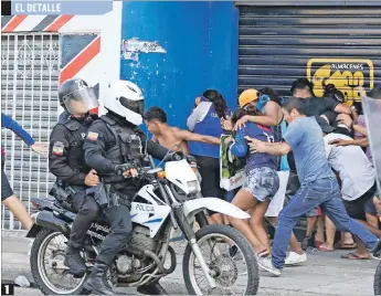  ?? G ?? 1 1. Saqueos. Numerosos saqueos y asaltos se registraro­n en el sur y centro de Guayaquil. La Policía Nacional intervino en al menos una veintena de localidade­s.