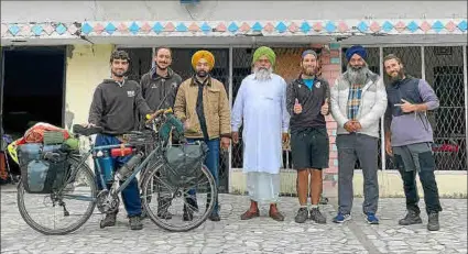  ?? ?? El aventurero pedaleó junto a tres catalanes que se encontró en la ruta desde el sur de Irán hasta Goa.