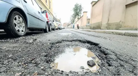  ??  ?? I danni Dopo il gelo e le piogge abbondanti spuntano buche su tutta la rete provincial­e, anche su tratti riasfaltat­i di recente