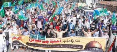  ?? Associated Press ?? ↑
Supporters of Jamaat-e-islami party take part in a rally to condemn Israel’s use of force against Palestinia­ns in Lahore on Wednesday.