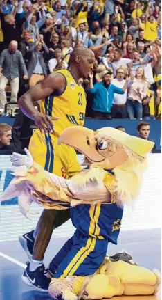  ?? Foto: Nordphoto ?? Hubird, das Maskottche­n der Oldenburge­r Basketball­er, wusste genau, bei wem es sich für den Sieg gegen Ulm bedanken musste: bei Rickey Paulding.