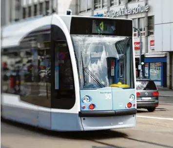  ?? Foto: Alexander Kaya ?? Ende 2018 soll die Straßenbah­n Richtung Uni auf den Oberen Eselsberg und zum Schulzentr­um am Kuhberg fahren. Die Kosten sind gegenüber der ursprüngli­chen Planung deutlich gestiegen.