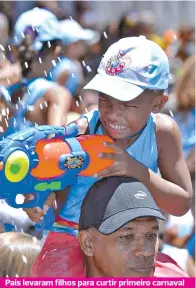  ??  ?? Pais levaram filhos para curtir primeiro carnaval