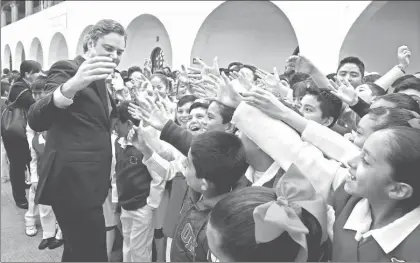  ??  ?? El titular de la Secretaría de Educación Pública, Aurelio Nuño, encabezó ayer la ceremonia de abanderami­ento de la escolta de la primaria Benito Juárez, ubicada en la ciudad de México ■ Foto Jesús Villaseca