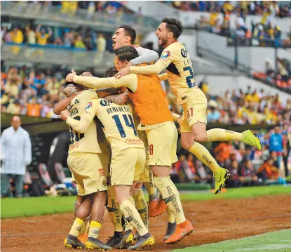  ?? MEXSPORT ?? Los jugadores de América celebran el segundo gol ante Chivas.