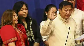  ?? —INQUIRER FILE PHOTO ?? Emelita Alvarez looks on as her estranged husband, Pantaleon Alvarez, takes his oath as Speaker of the House during last year’s opening of Congress.