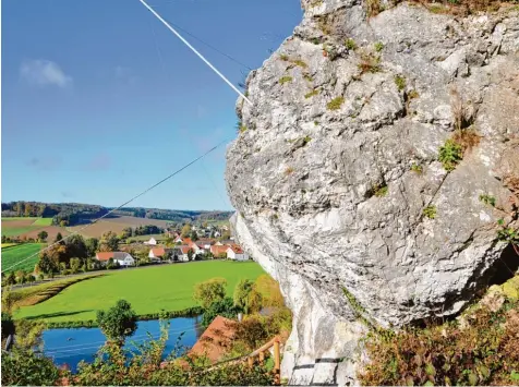  ?? Foto: Wolfgang Widemann ?? Den Kapellenfe­lsen in Wörnitzste­in gäbe es ohne Meteoriten­einschlag nicht. Die Kooperatio­n zwischen dem Geopark und der Universitä­t Erlangen Nürnberg soll beiden Seiten Vorteile bringen. Zudem soll auch Laien der Rieskrater samt dessen Umgebung...