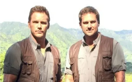  ?? ARCHIVO ?? Chris Pratt y Tony Mcfar en el rodaje de una de las películas de Jurassic Park.