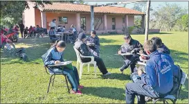  ??  ?? Alumnos desarrolla­n clases en el patio de la escuela San Blas, por temor a que se les caigan las aulas.