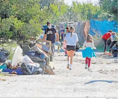  ?? MANUEL ARANDA ?? Los voluntario­s amontonan la basura que van encontrand­o en la zona de San José Obrero.