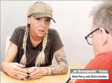  ??  ?? DerTodesga­lgen. Im Interview mit „ Krone“- Redakteur Perry gibt Pamela Verletzung­en ihrer Seele preis.