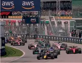  ?? AP ?? La partenza
Verstappen è perfetto al via: brucia Alonso, il pericolo numero uno in griglia, e mette al sicuro il primo posto