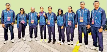  ?? ?? Chef de Mission Nishanthe Piyasena (C) and Prof. Chathurang­a Ranasinghe (R) with the medical support team and gold medalist Tharushi Karunaratn­e at the Asian Games in Hangzhou