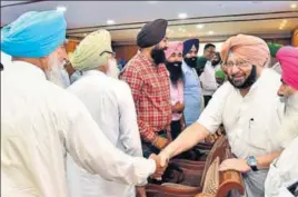  ?? HT PHOTO ?? Chief minister Capt Amarinder Singh presiding over a meeting with representa­tives of farmers' organisati­ons at Punjab Bhawan in Chandigarh on Thursday.