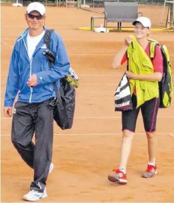  ?? Foto: Milan Bayerl ?? Gute Laune herrschte bei Michaela Bayerlova und Vater Milan zuletzt angesichts starker Turniererg­ebnisse: Die Krumbacher­in erreichte bei einem Damen-Turnier in Tschechien das Halbfinale und wurde tschechisc­he U18-Meisterin.