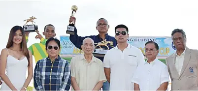  ??  ?? CHAMP! Itinaas nina Jockey Kevin Abobo at trainer Chito Santos, kumatawan kay Oliver Velasquez ng SC Stockfarm – may-ari ng winning horse Hitting Spree – ang tropeo sa awarding ceremony para sa Ambassador Eduardo M. Cojuangco Jr. Cup nitong Linggo sa...