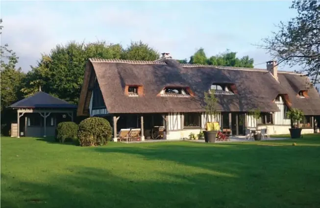  ??  ?? Rénovation et extension d'une ancienne chaumière, reprise des colombages avec des vieilles poutres retravaill­ées pour conserver l'aspect d'origine de la maison et repose de la charpente/toiture pour lui redonner une seconde vie (Honnet).