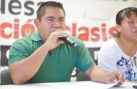  ??  ?? El vocero de la Sección 22 de la CNTE de Oaxaca, Wilbert Santiago Valdivieso, explicó que la constancia de participac­ión sindical es para comprobar que profesores no son charros.