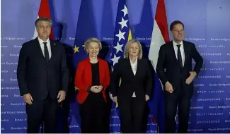  ?? ?? Ursula von der Leyen, présidente de la Commission européenne, au centre de la photo.