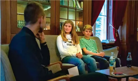  ?? FOTO: STEINAR VINDSLAND ?? Sjuendekla­ssingene Rebecka og Sebastian fortalte om sine opplevelse­r med lekser til møteleder Kai Steffen Østensen på Haandverke­ren.