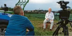  ??  ?? Filmemache­r Timian Hopf interviewt Günther Barisch beim gemeinsame­n Besuch in Polen. Im Hintergrun­d seine Heimatstad­t, das ehemalige Zülz.