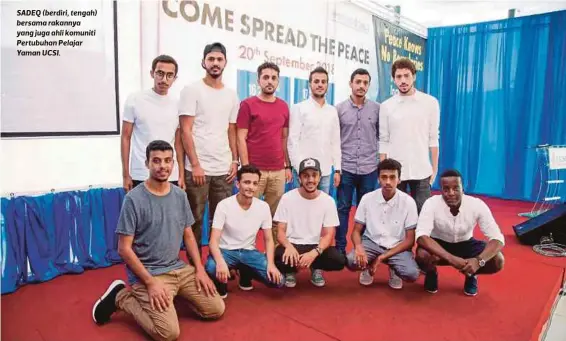 ??  ?? SADEQ (berdiri, tengah) bersama rakannya yang juga ahli komuniti Pertubuhan Pelajar Yaman UCSI.