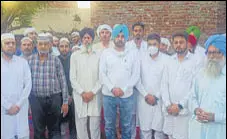  ?? HT PHOTO ?? Muslims and Sikhs assembled at the spot where the mosque will come up at Jitwal Kalan in Ahmedgarh, Malerkotla.