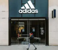 ?? Foto: dpa ?? Geschlosse­n und finanziell angeschlag­en: Adidas leiht sich 2,4 Milliarden Euro von der Förderbank KfW. Andere Banken legen nochmals 600 Millionen drauf.