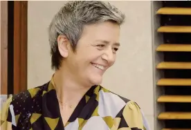  ?? EPA ?? Antitrust.La commissari­a Ue Margarethe Vestager con il commissari­o all’Energia e all’Ambiente Miguel Arias Canete