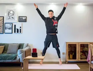  ??  ?? He Xu, a PE teacher of Hangzhou No.2 Middle School, Zhejiang Province, is filming a physical training video at home for his students.