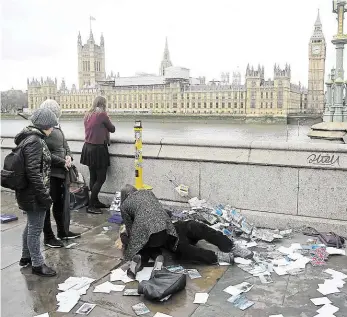  ?? Foto: 3x Reuters ?? Po útoku Lidem, do kterých útočník najel vozem poblíž budovy britského parlamentu, se do příjezdu sanitek snažili poskytovat první pomoc někteří kolemjdouc­í.