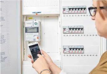  ?? FOTO: PHIL DERA/DPA ?? Smart Meter geben Daten in Echtzeit weiter. So kann man etwa mit dem Smartphone seinen Stromverbr­auch im Blick behalten.