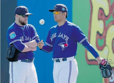  ?? FRANK GUNN/THE CANADIAN PRESS ?? Toronto Blue Jays closer candidates Roberto Osuna, right, and Drew Storen talk during spring training workouts in Dunedin, Fla.