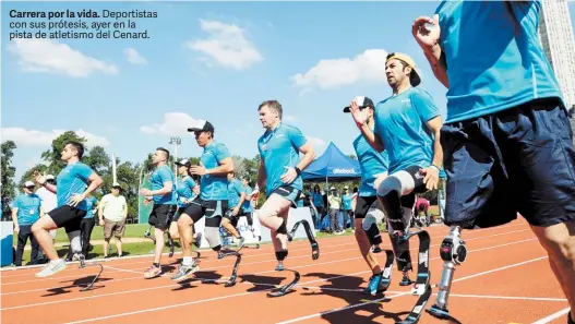  ?? FERNANDO DE LA ORDEN ?? Carrera por la vida. Deportista­s con sus prótesis, ayer en la pista de atletismo del Cenard.