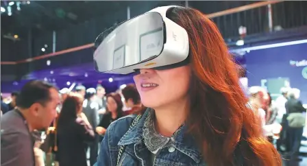  ?? LIU YILIN / XINHUA ?? A visitor experience­s LeEco’s VR glasses at a US product launch in Los Angeles, California.