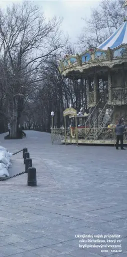  ?? FOTO – TASR/AP ?? Ukrajinský vojak pri pamätníku Richelieua, ktorý zakryli pieskovými vrecami.