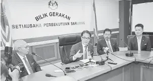  ??  ?? LEBIH FOKUS: Liew (dua kiri) pada sidang media selepas mengadakan diskusi bersama Setiausaha Persekutua­n Sarawak di Bangunan Sultan Iskandar, semalam.