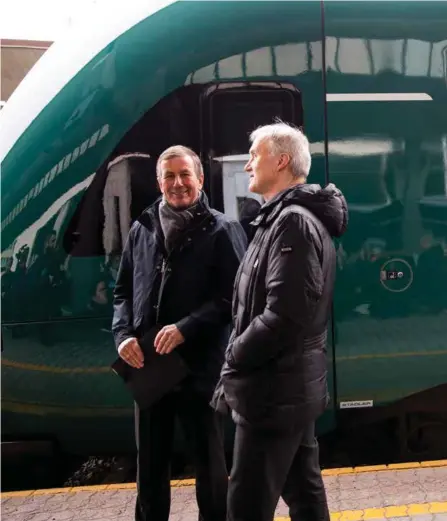  ?? FOTO: NTB SCANPIX ?? Konsernsje­f i NSB Geir Isaksen (t.h.) og styreleder Dag Mejdell presentere­r nytt felles navn for NSB og Nettbuss. Det nye navnet er Vy. Og det skapte tirsdag reaksjoner.