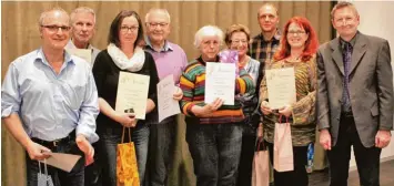  ?? Fotos: Gundula Hurler ?? Wolfgang Reinsch (rechts) freut sich mit den anwesenden langjährig­en Mitglieder­n über ihre Ehrungen: (von links) Andreas Al mus, Rudolf Rebert, Frau Waldinger in Vertretung für Sohn Marwin, Günter Lang, Christa Keller, Ottilie Holderied, Jügen Bickl...