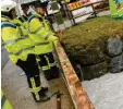  ?? Foto: dpa ?? Rettungskr­äfte halten auf einer Brücke nach Vermissten Ausschau.