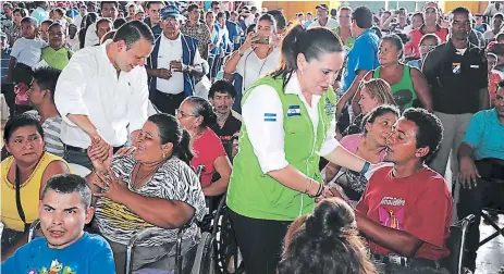  ??  ?? VisiTa. La Primera Dama, Ana García, y el diputado Jeffrey Flores saludan a los progreseño­s que asistieron al gimnasio municipal.