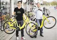  ?? Foto: František Vlček, MAFRA ?? Podělí se o kola Fred Dong a Jakub Ditrich se snaží, aby se žluté bicykly čínské společnost­i Ofo v Praze zabydlely.