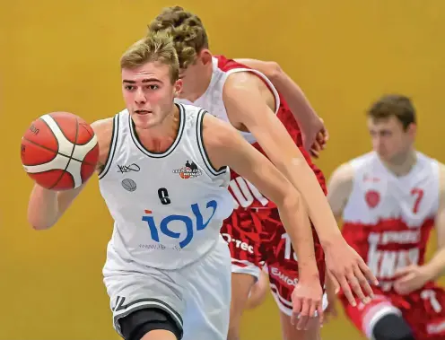  ?? FOTO: JÜRGEN SCHEERE ?? Der Weimarer Max Otto (am Ball) ist einer der vielen jungen Spieler bei Culture City Weimar. Gegen sehr erfahrene Gegner musste man sich in der Schlusspha­se knapp geschlagen geben.