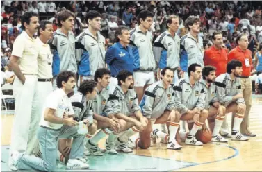  ??  ?? HÉROES. La Selección que ganó la plata en los Juegos Olímpicos de Los Ángeles 1984 posa en la pista.